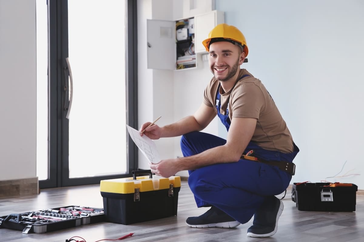 Électricien : 5 bonnes pratiques pour trouver des clients